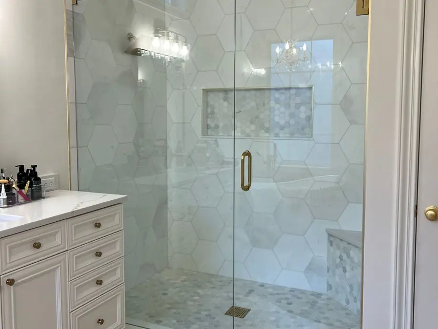 Marble hex shower, photo 1