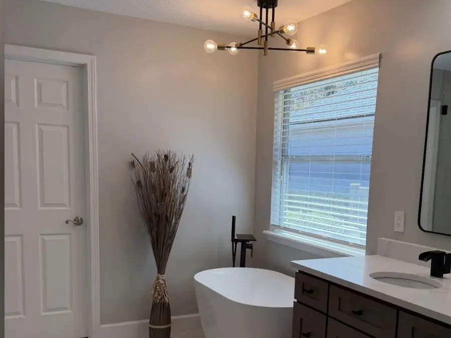 Primary bath with a curbless shower, photo 1