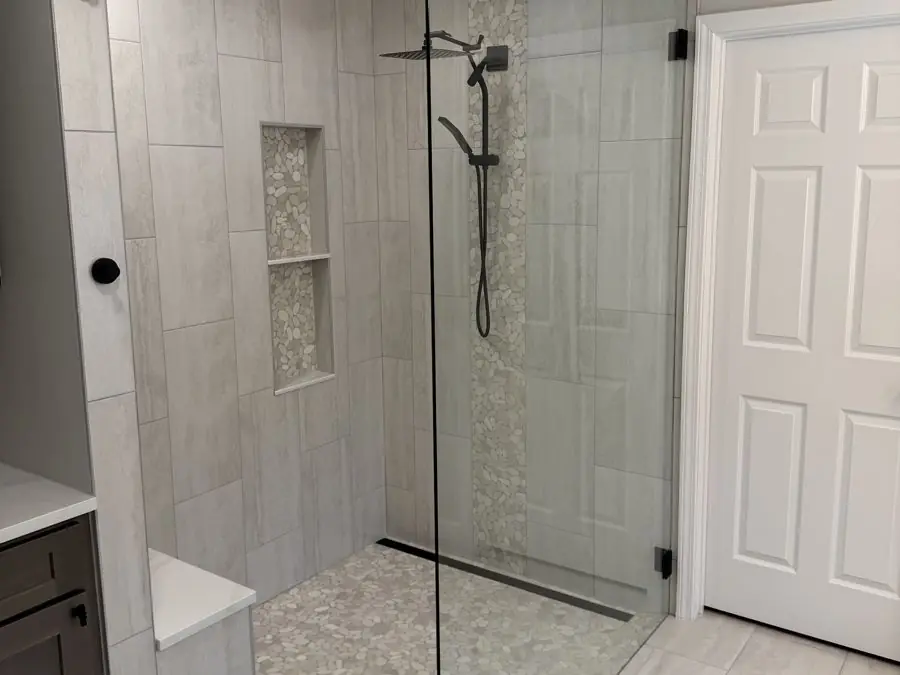 Primary bath with a curbless shower, photo 2