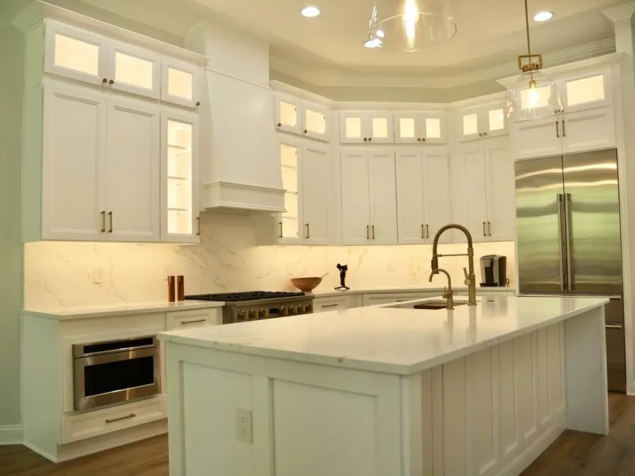 White and brass kitchen, photo 1
