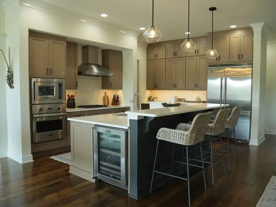 Kitchen with a two-tier island, photo 1