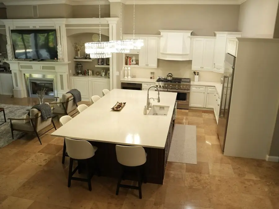 Kitchen with an oversized island, photo 2