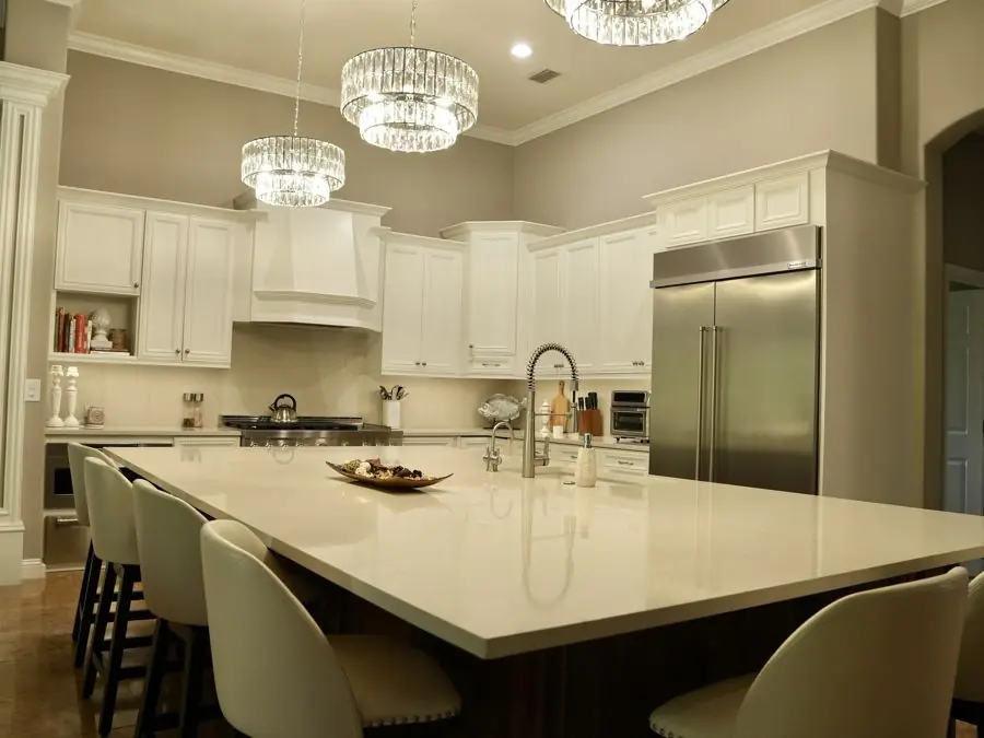 Kitchen with an oversized island, photo 1
